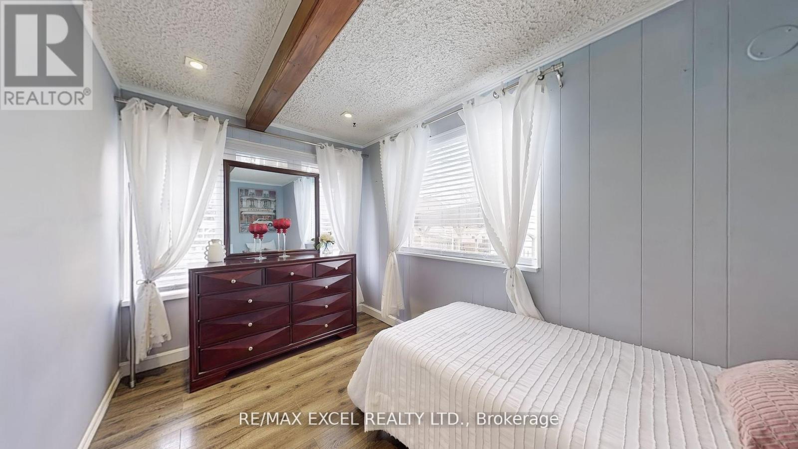 












230 ROXBOROUGH AVENUE

,
Oshawa (O'Neill),




Ontario
L1G5W9

