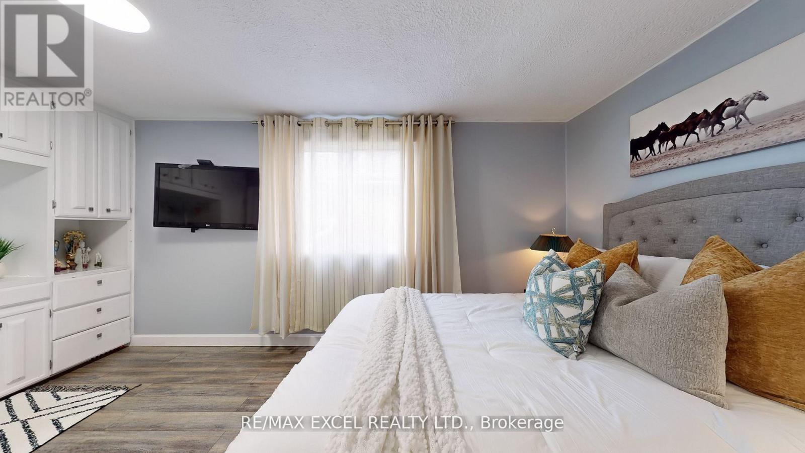 












230 ROXBOROUGH AVENUE

,
Oshawa (O'Neill),




Ontario
L1G5W9

