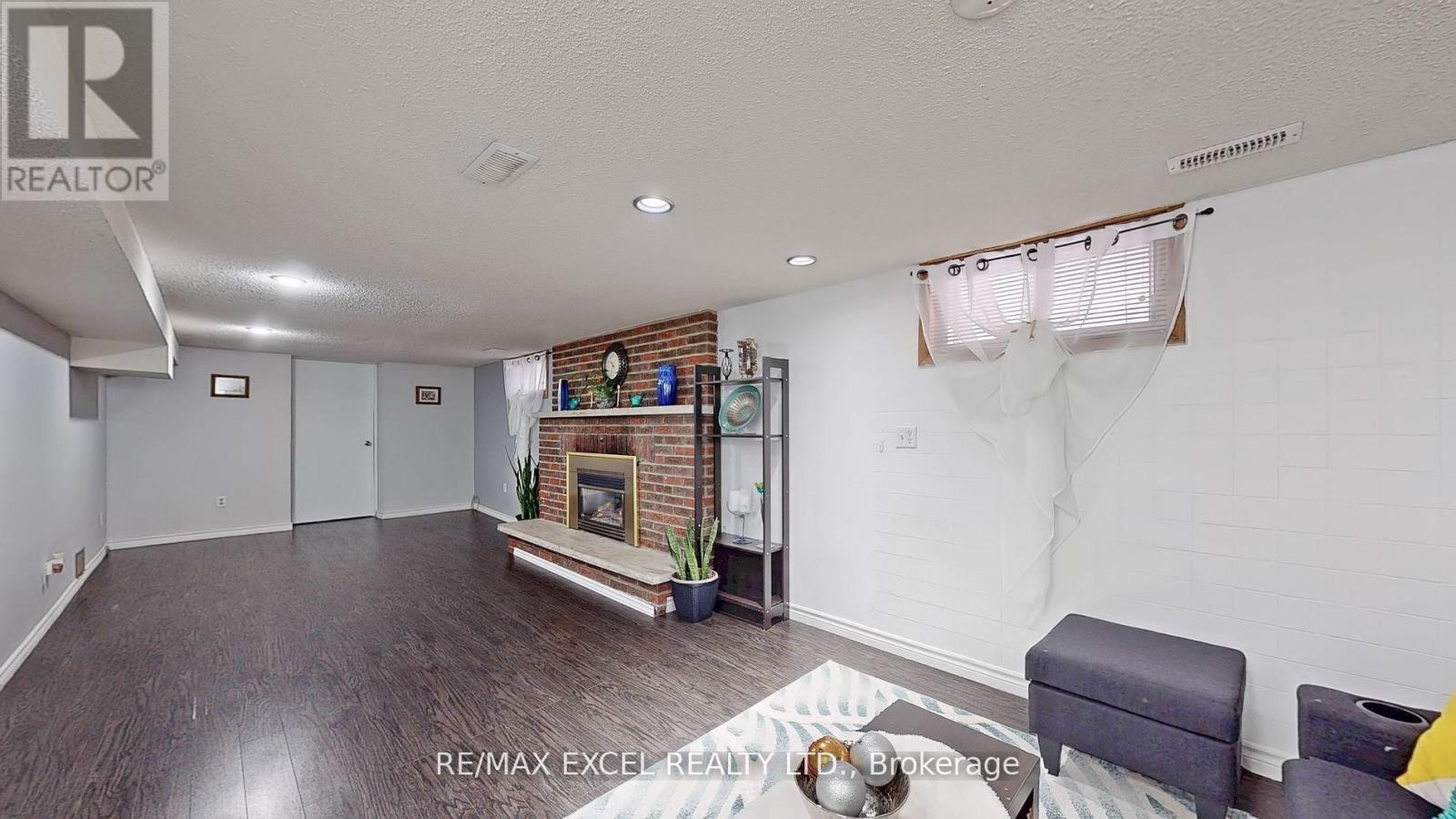 












230 ROXBOROUGH AVENUE

,
Oshawa (O'Neill),




Ontario
L1G5W9

