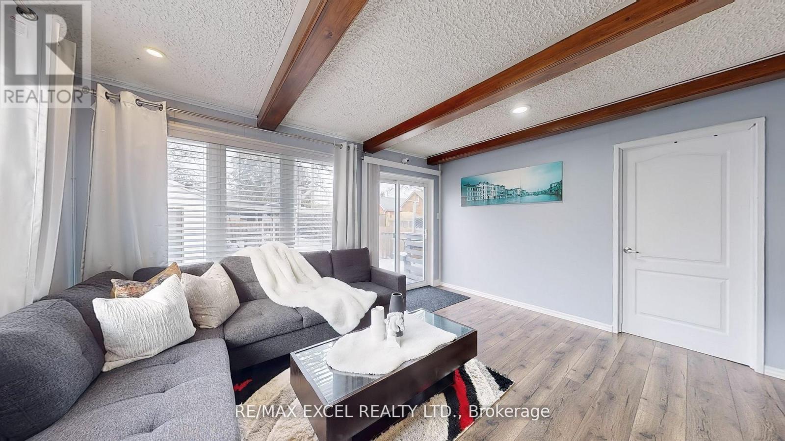 












230 ROXBOROUGH AVENUE

,
Oshawa (O'Neill),




Ontario
L1G5W9

