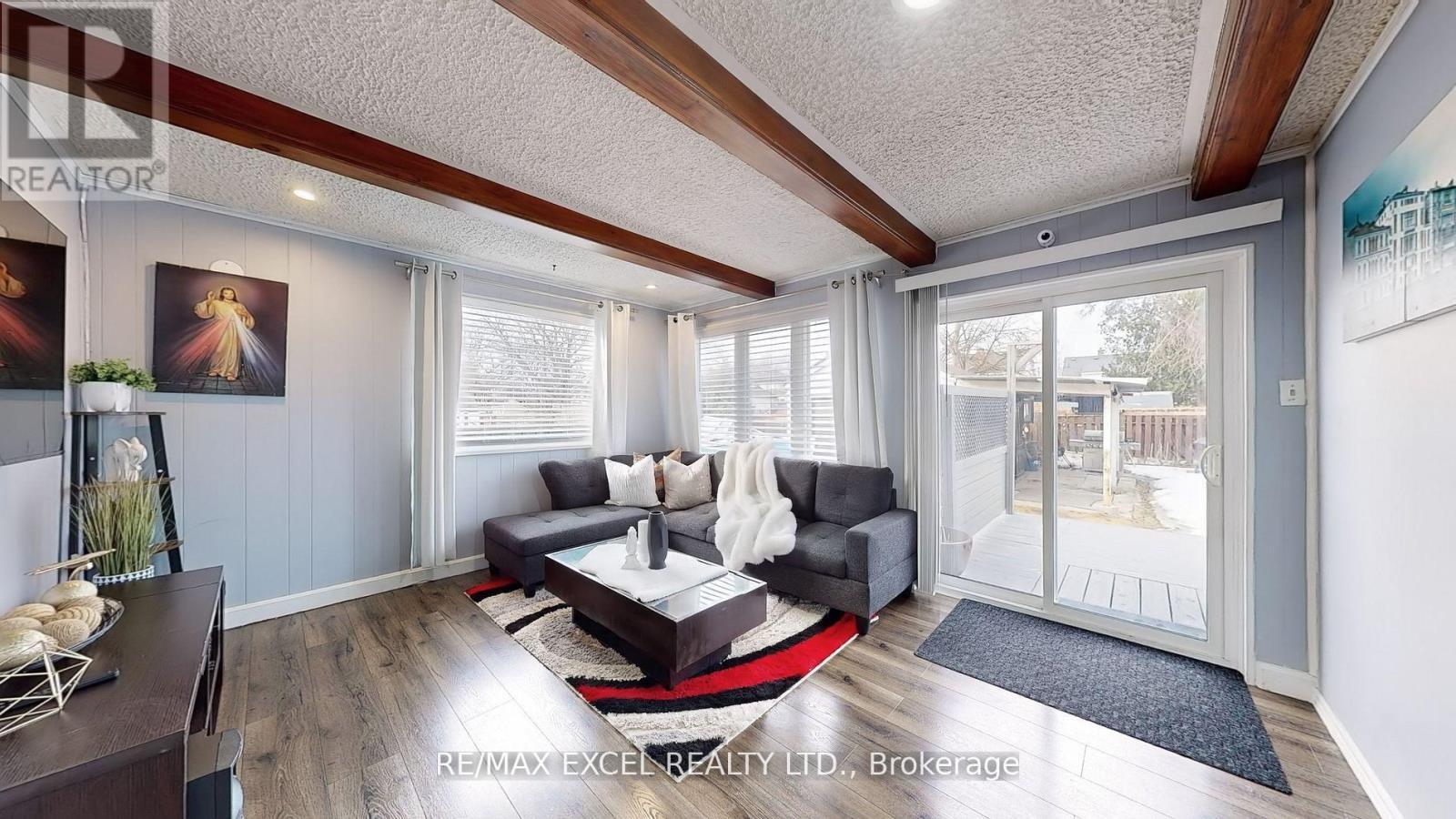 












230 ROXBOROUGH AVENUE

,
Oshawa (O'Neill),




Ontario
L1G5W9

