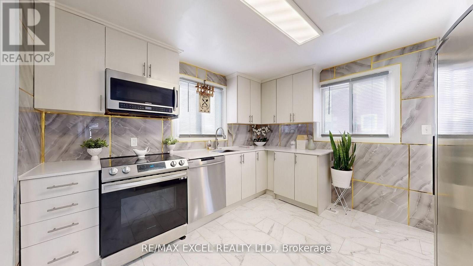 












230 ROXBOROUGH AVENUE

,
Oshawa (O'Neill),




Ontario
L1G5W9

