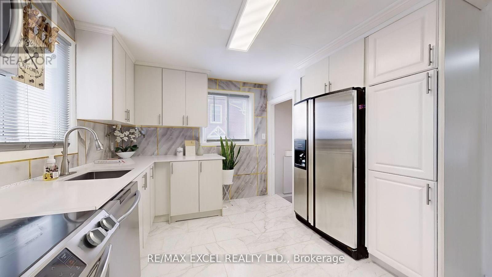 












230 ROXBOROUGH AVENUE

,
Oshawa (O'Neill),




Ontario
L1G5W9

