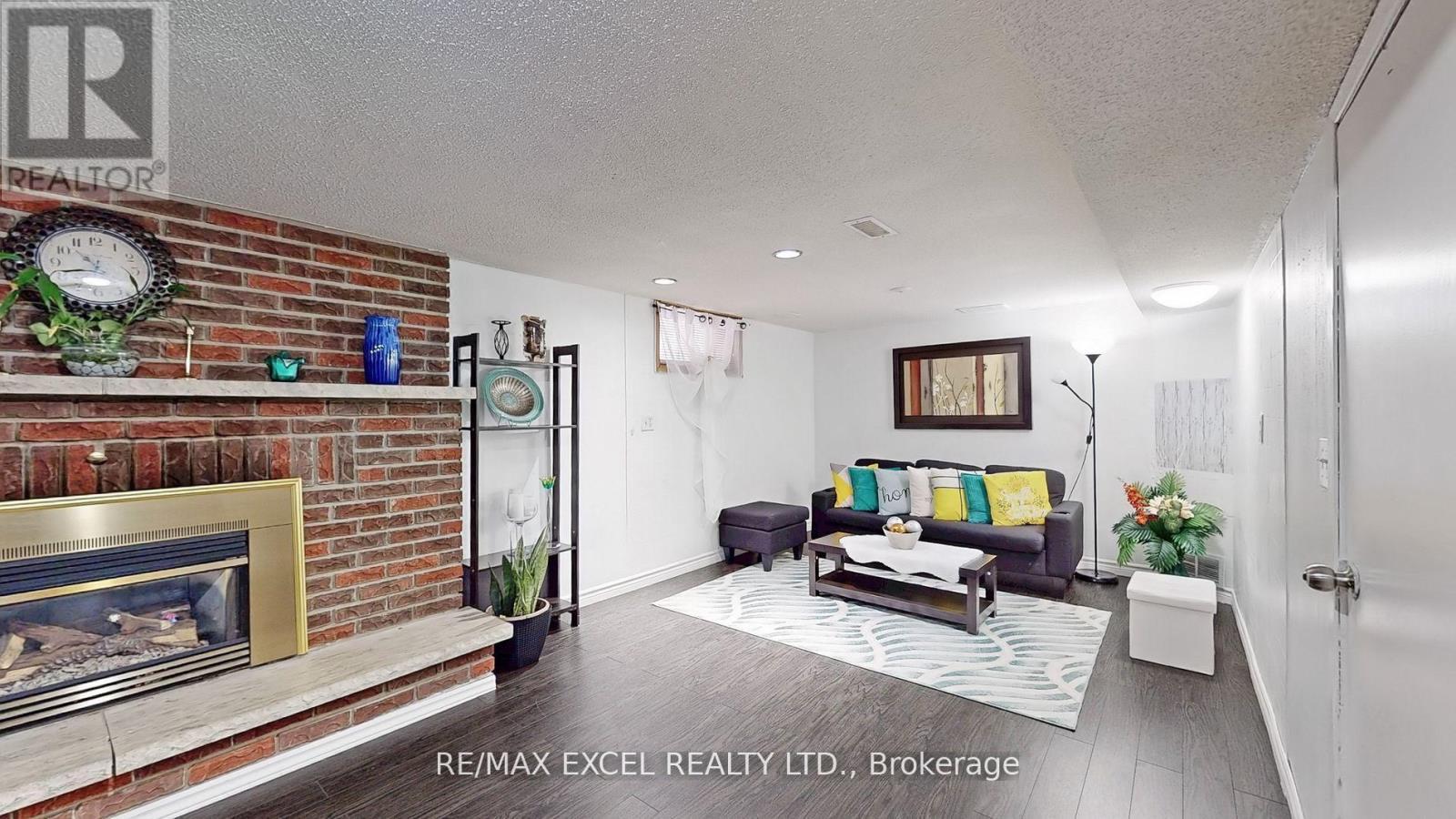 












230 ROXBOROUGH AVENUE

,
Oshawa (O'Neill),




Ontario
L1G5W9


