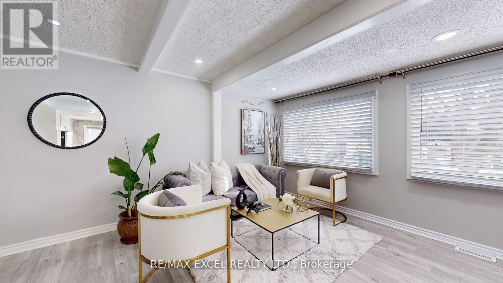 












230 ROXBOROUGH AVENUE

,
Oshawa (O'Neill),




Ontario
L1G5W9


