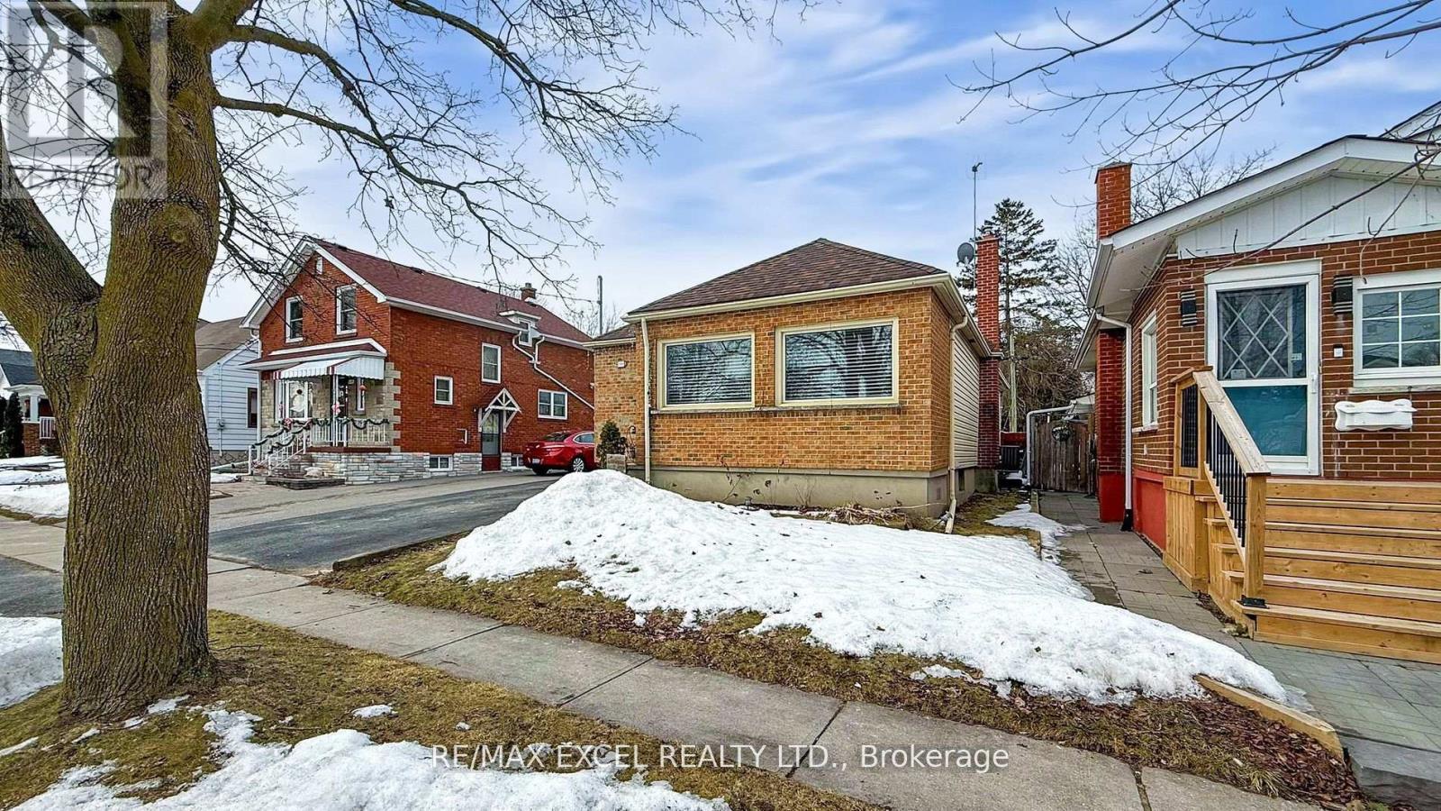 












230 ROXBOROUGH AVENUE

,
Oshawa (O'Neill),




Ontario
L1G5W9

