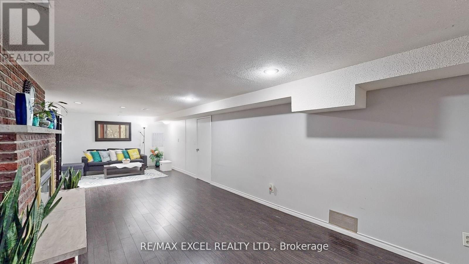 












230 ROXBOROUGH AVENUE

,
Oshawa (O'Neill),




Ontario
L1G5W9

