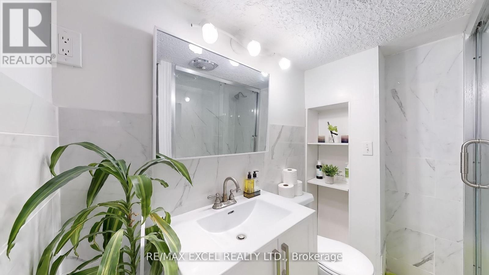 












230 ROXBOROUGH AVENUE

,
Oshawa (O'Neill),




Ontario
L1G5W9

