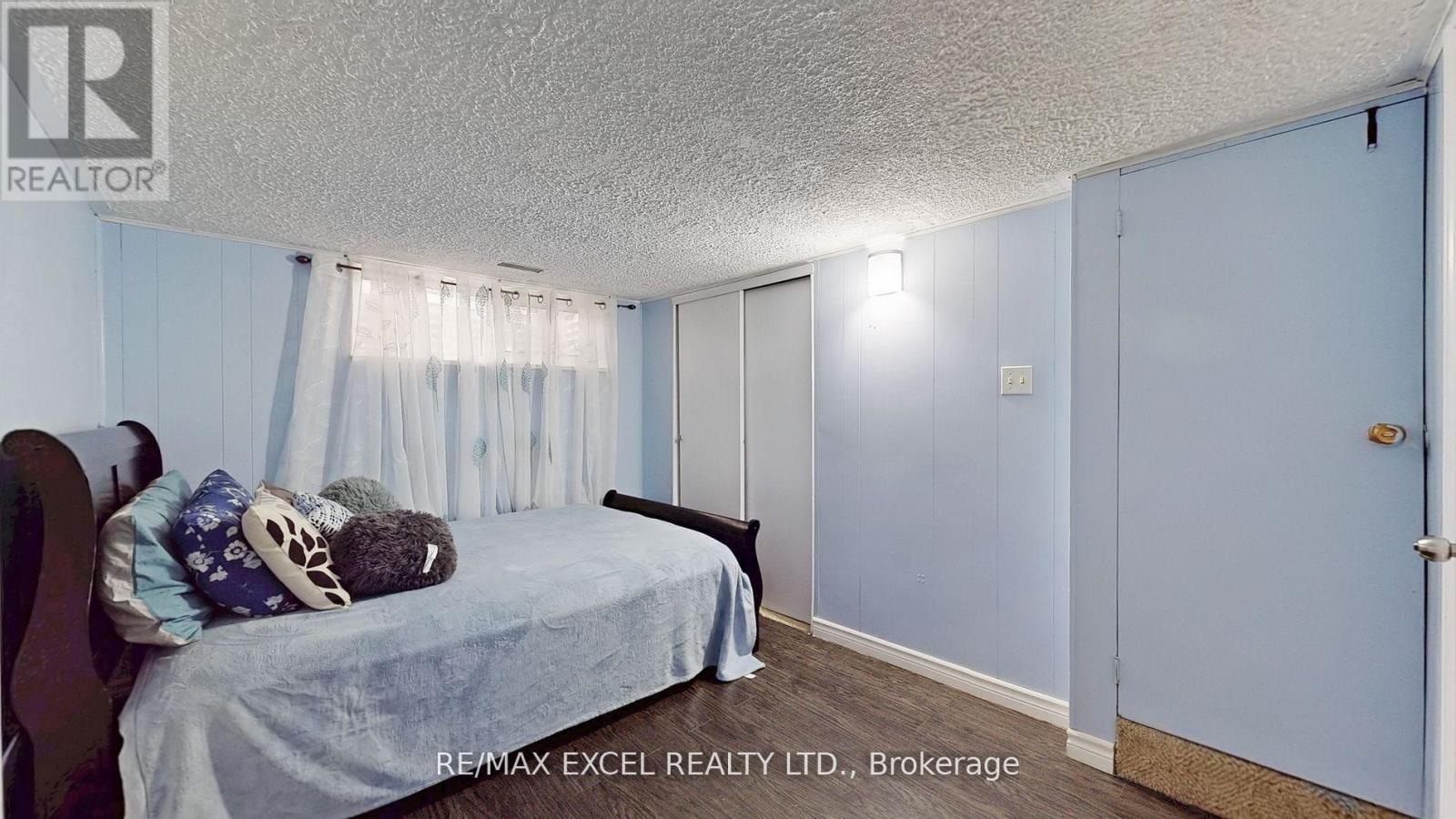 












230 ROXBOROUGH AVENUE

,
Oshawa (O'Neill),




Ontario
L1G5W9


