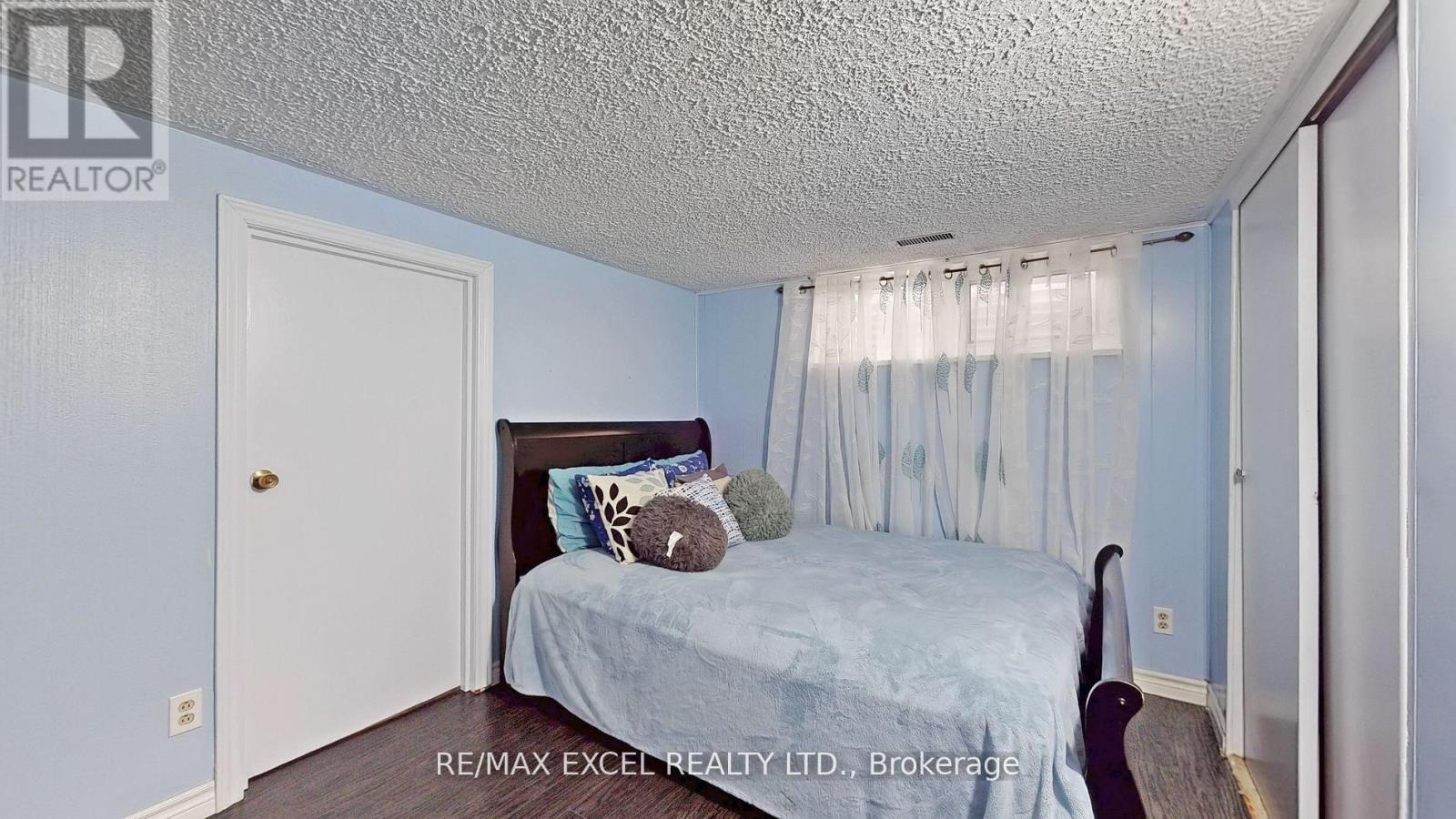 












230 ROXBOROUGH AVENUE

,
Oshawa (O'Neill),




Ontario
L1G5W9

