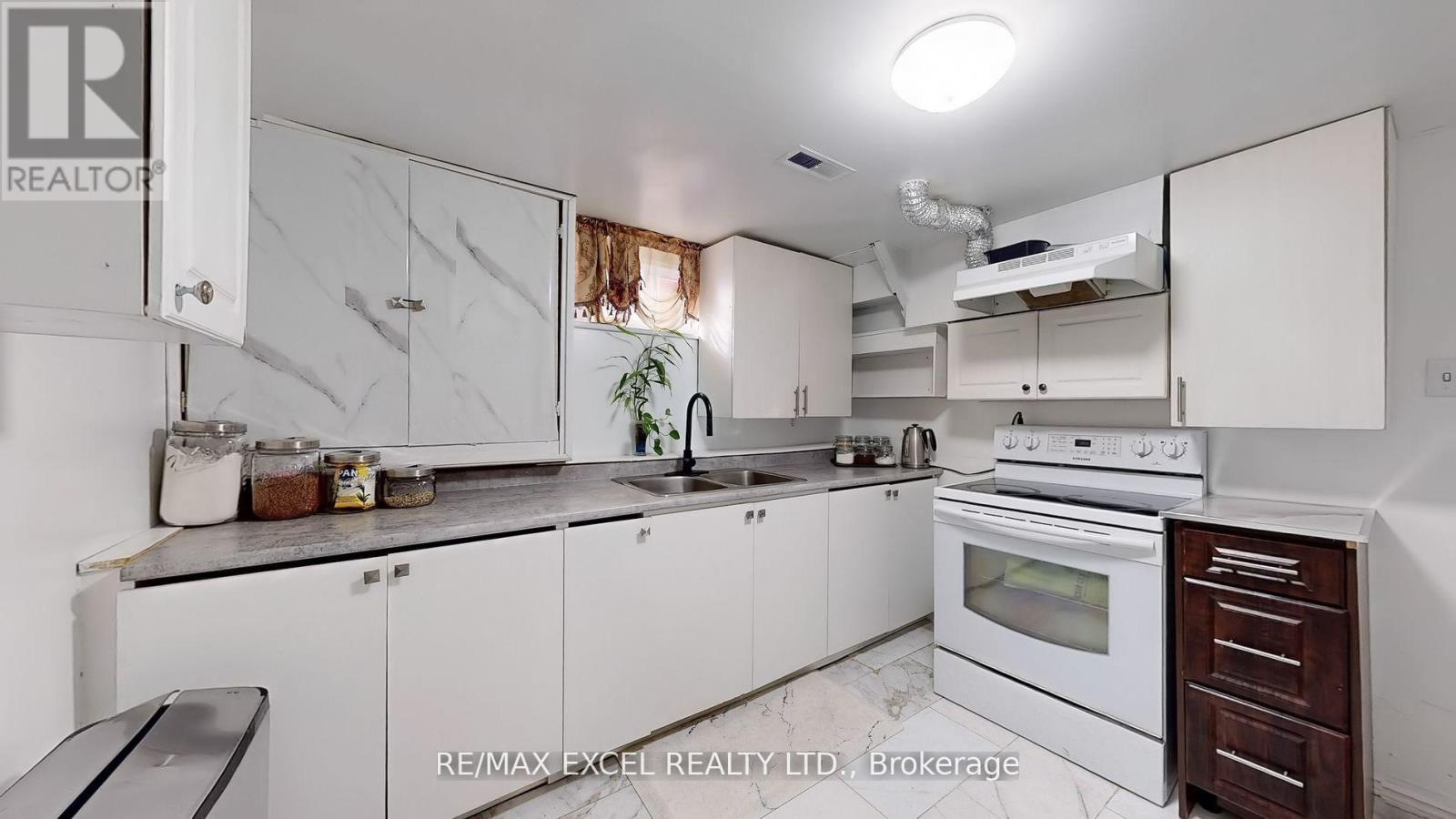 












230 ROXBOROUGH AVENUE

,
Oshawa (O'Neill),




Ontario
L1G5W9

