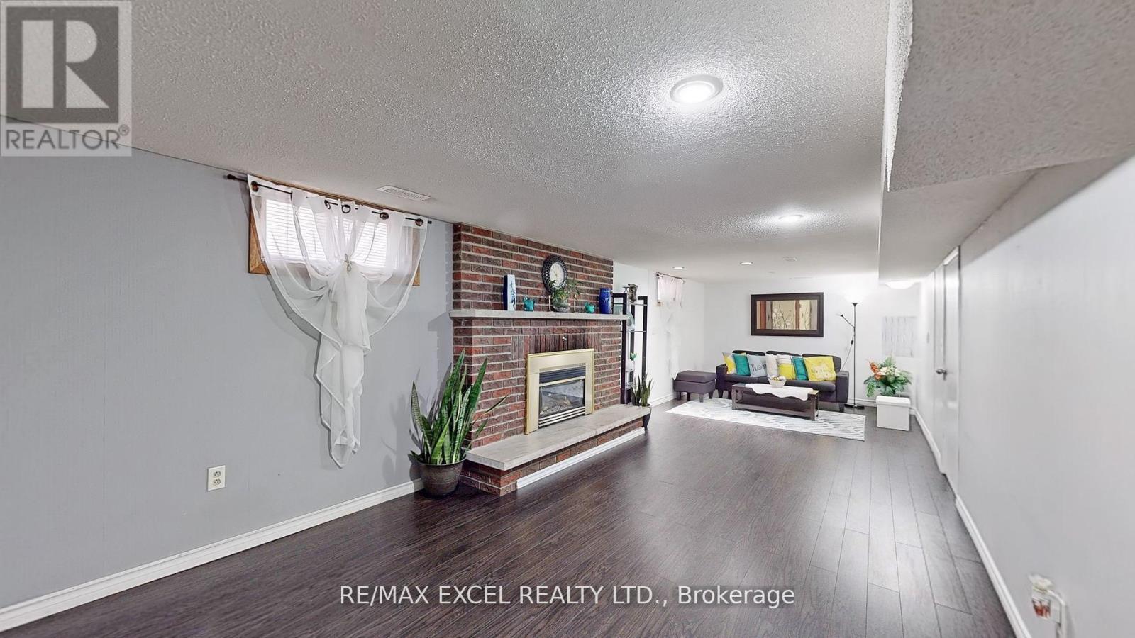 












230 ROXBOROUGH AVENUE

,
Oshawa (O'Neill),




Ontario
L1G5W9

