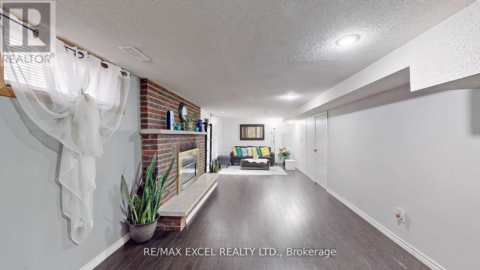 












230 ROXBOROUGH AVENUE

,
Oshawa (O'Neill),




Ontario
L1G5W9

