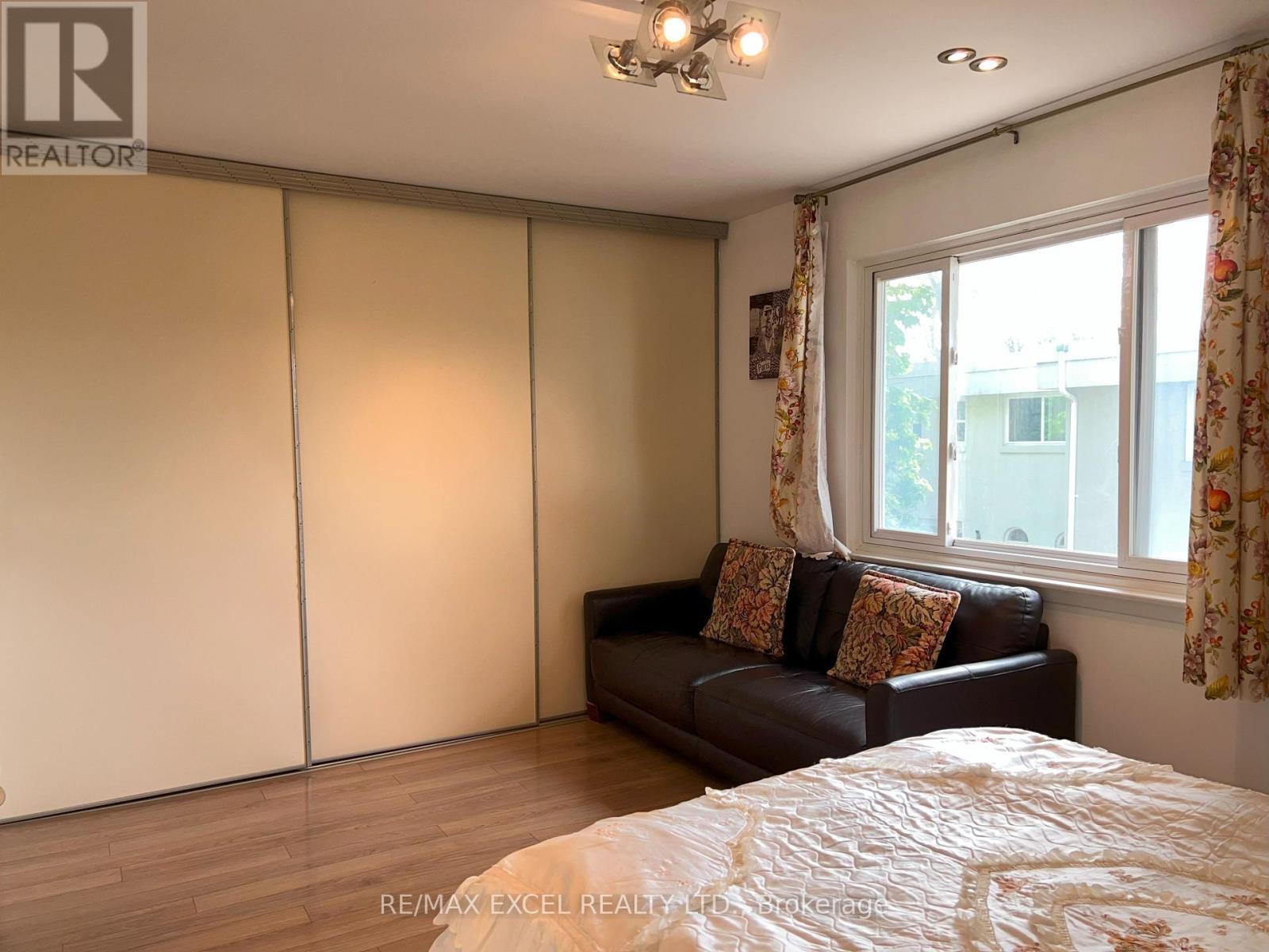 












35 - 2075 WARDEN AVENUE

,
Toronto (Tam O'Shanter-Sullivan),




Ontario
M1T3R1


