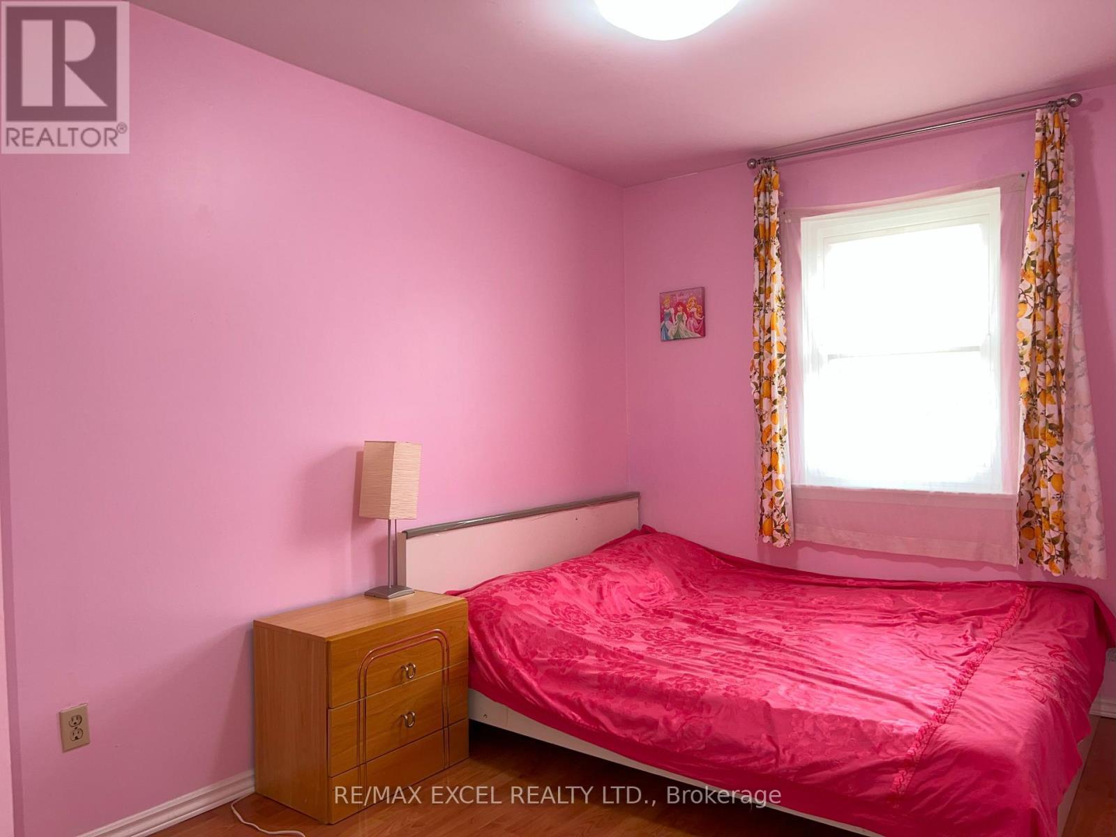 












35 - 2075 WARDEN AVENUE

,
Toronto (Tam O'Shanter-Sullivan),




Ontario
M1T3R1

