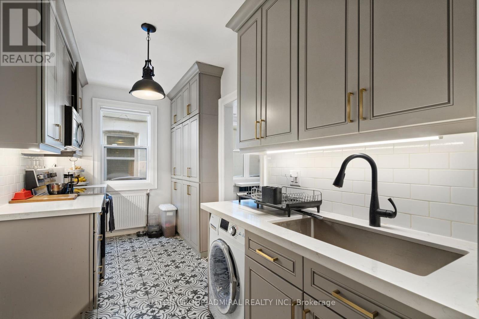












49 & 51 WINEVA AVENUE

,
Toronto (The Beaches),




Ontario
M4E2T1

