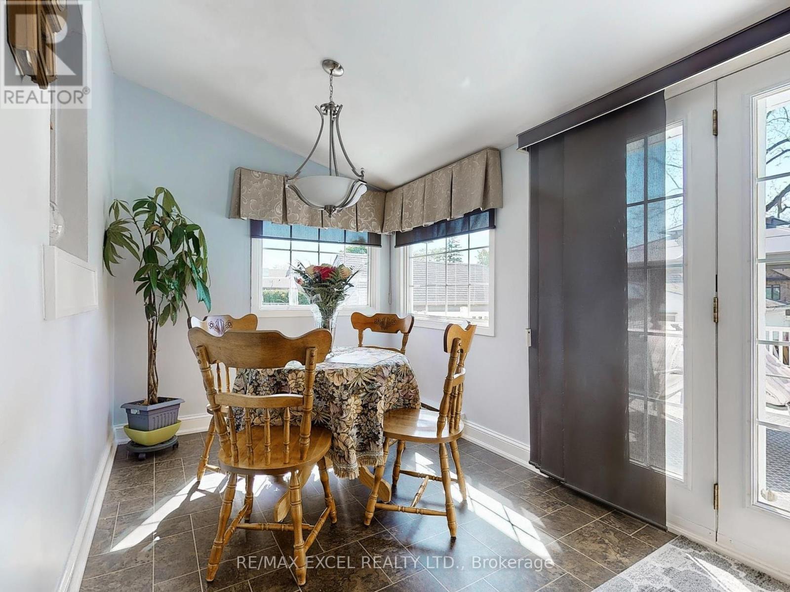 












341 RICHMOND STREET

,
Oshawa (O'Neill),




Ontario
L1G1E8

