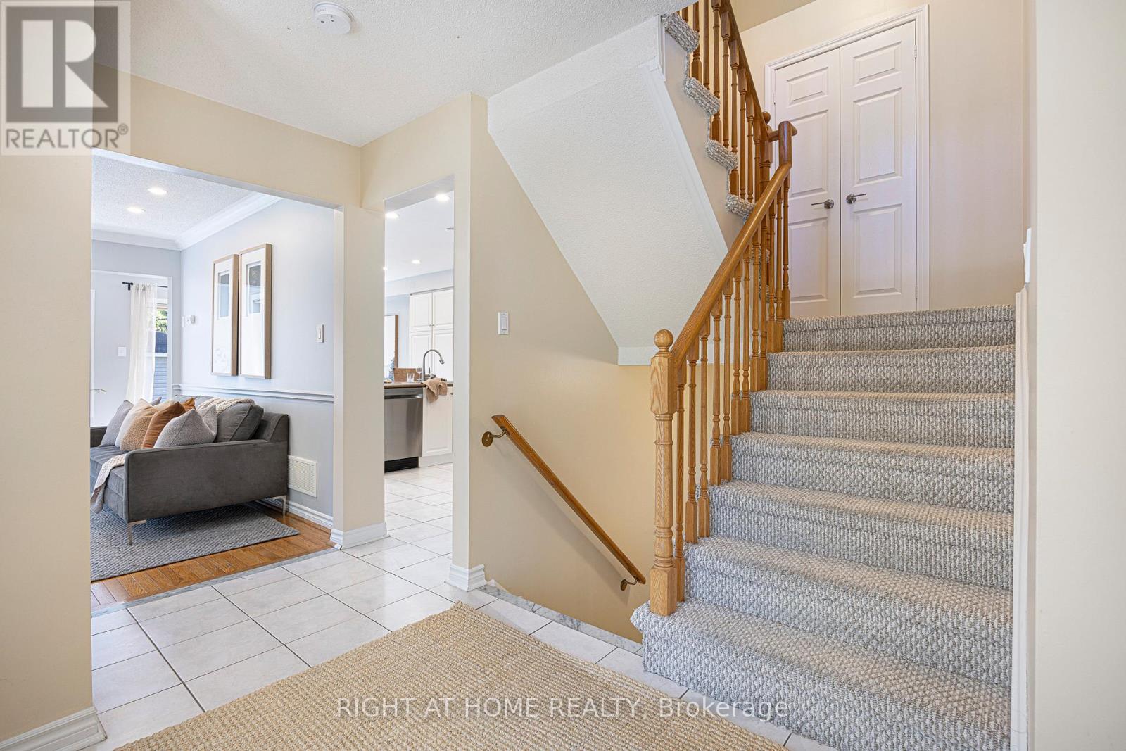 












33 THREADGOLD COURT

,
Whitby (Lynde Creek),




Ontario
L1P1L9

