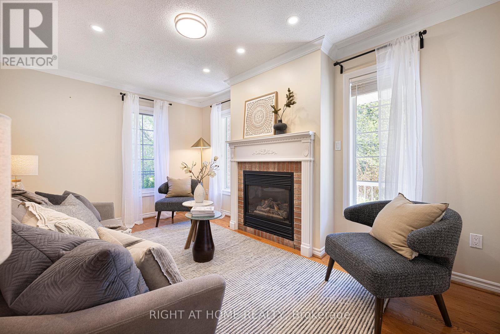 












33 THREADGOLD COURT

,
Whitby (Lynde Creek),




Ontario
L1P1L9

