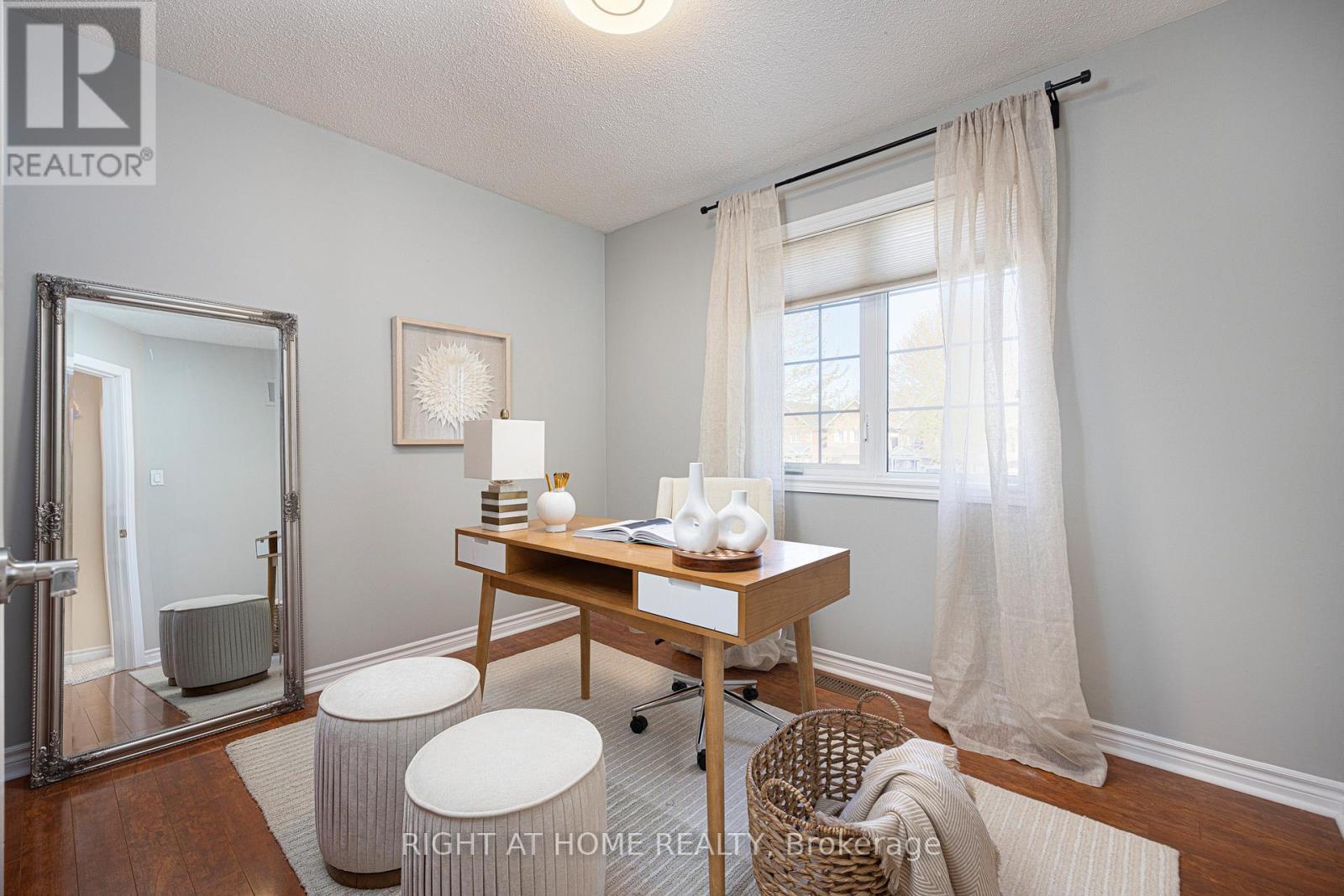 












33 THREADGOLD COURT

,
Whitby (Lynde Creek),




Ontario
L1P1L9

