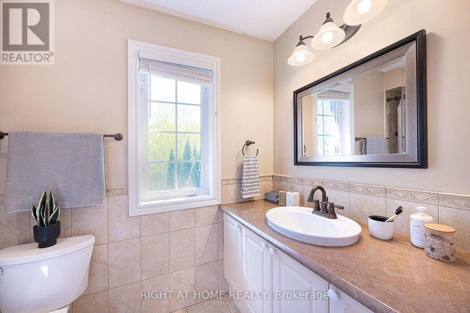 












33 THREADGOLD COURT

,
Whitby (Lynde Creek),




Ontario
L1P1L9

