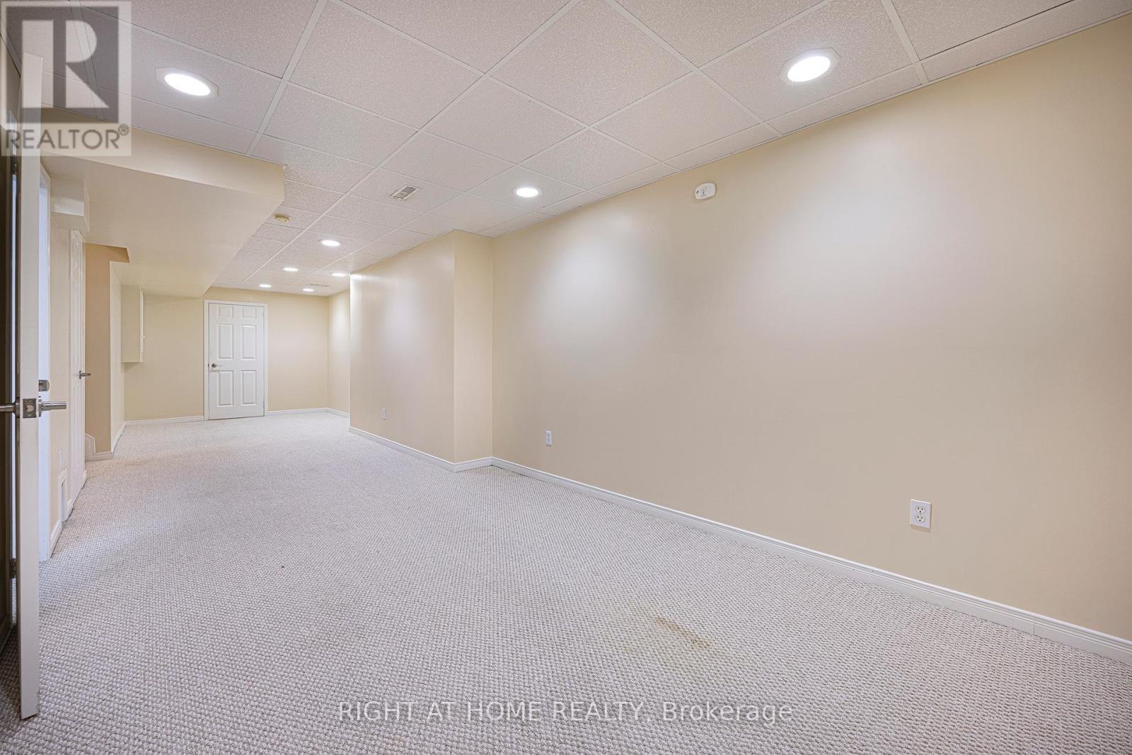 












33 THREADGOLD COURT

,
Whitby (Lynde Creek),




Ontario
L1P1L9

