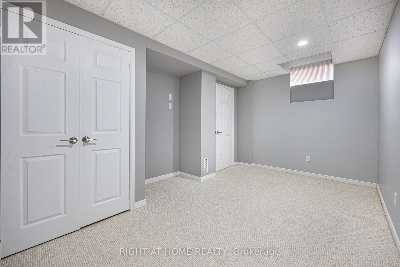












33 THREADGOLD COURT

,
Whitby (Lynde Creek),




Ontario
L1P1L9

