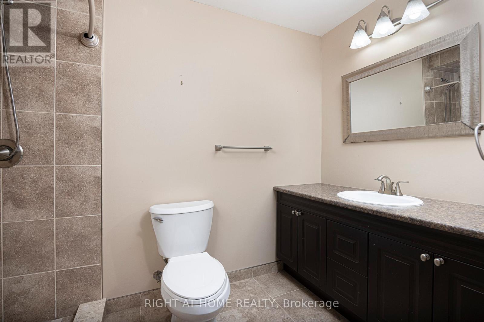












33 THREADGOLD COURT

,
Whitby (Lynde Creek),




Ontario
L1P1L9

