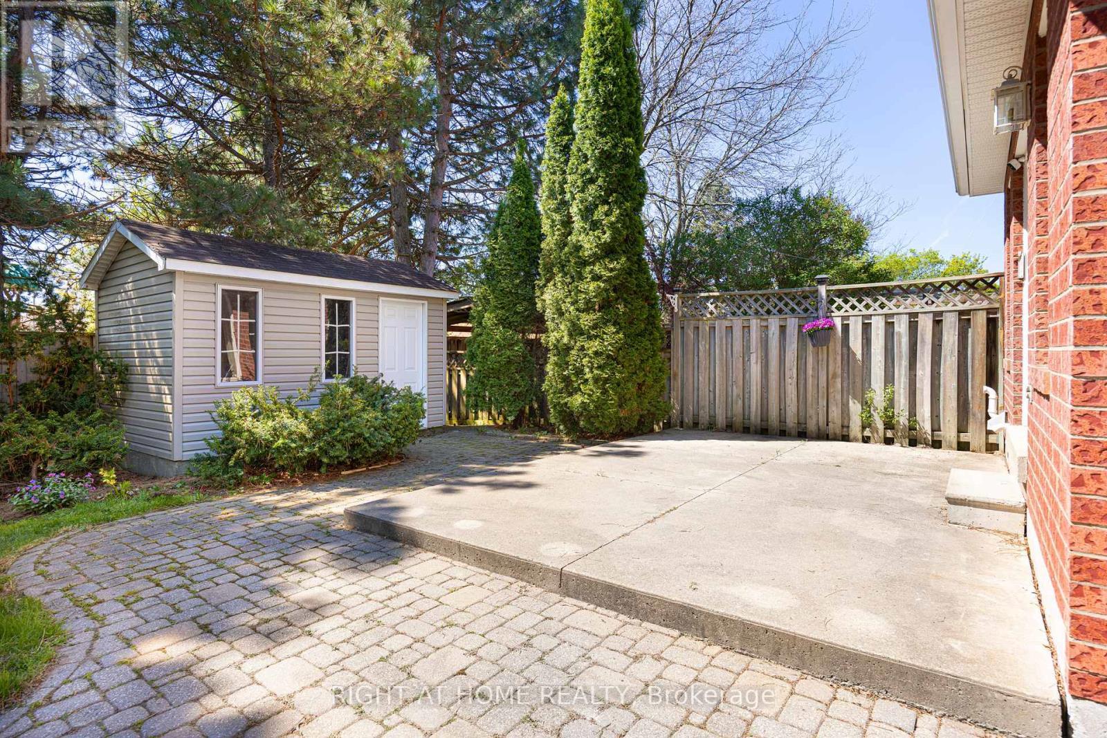 












33 THREADGOLD COURT

,
Whitby (Lynde Creek),




Ontario
L1P1L9

