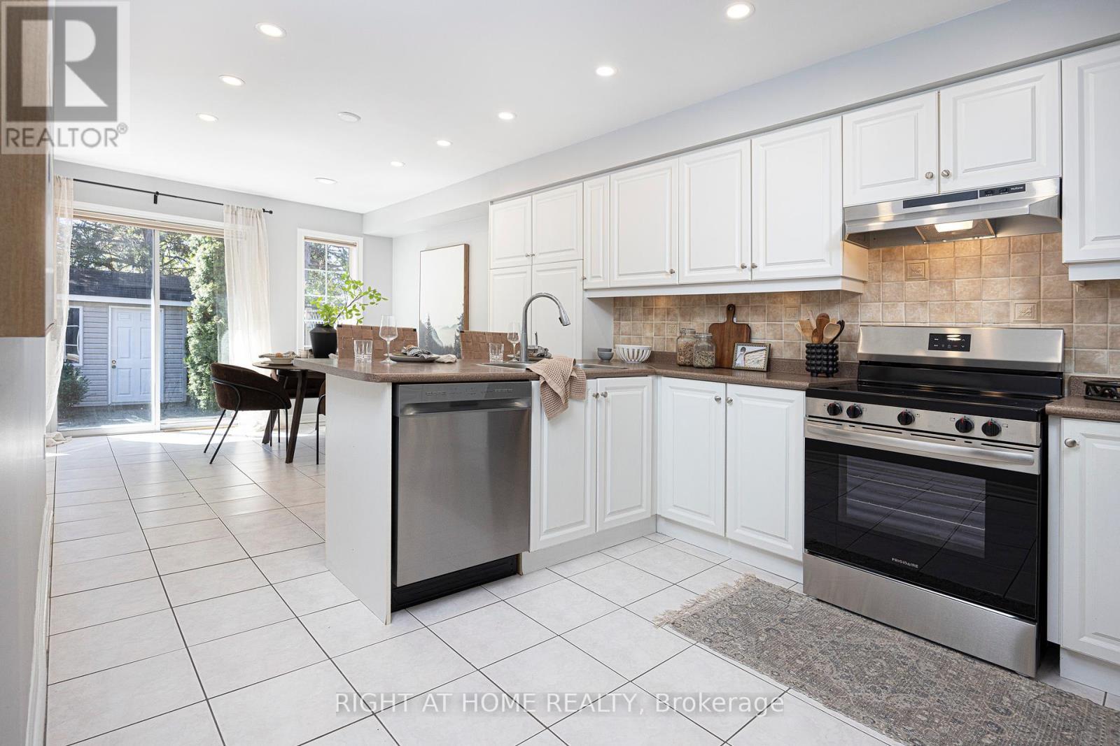












33 THREADGOLD COURT

,
Whitby (Lynde Creek),




Ontario
L1P1L9

