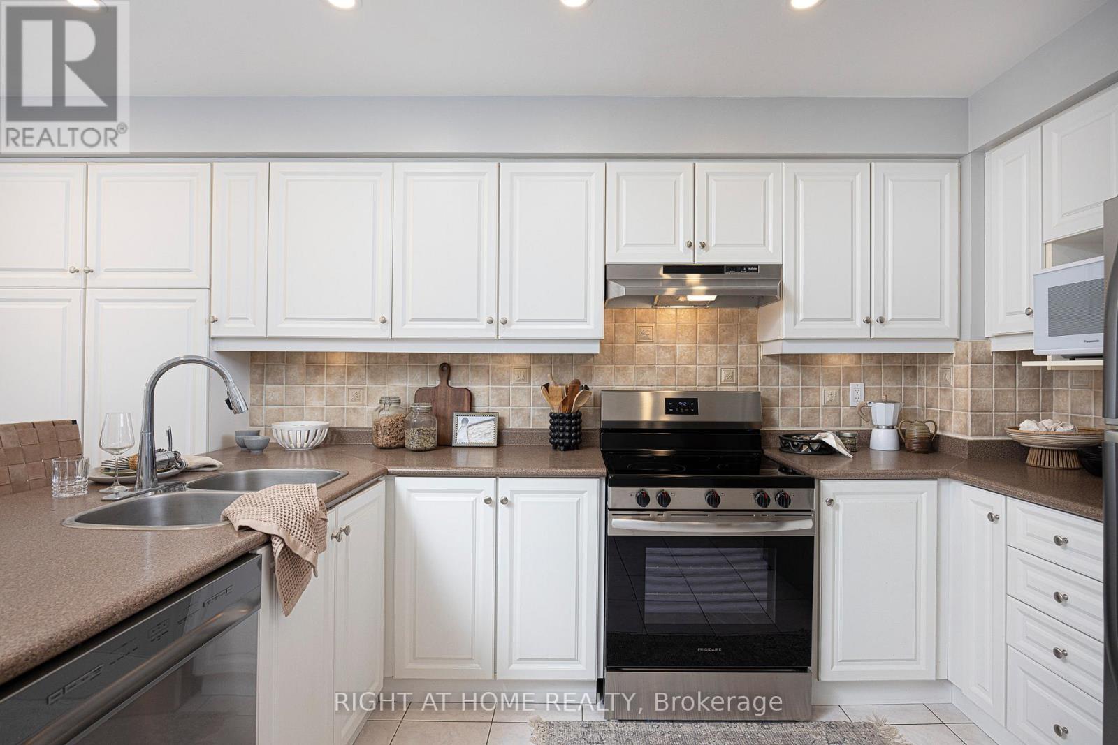 












33 THREADGOLD COURT

,
Whitby (Lynde Creek),




Ontario
L1P1L9

