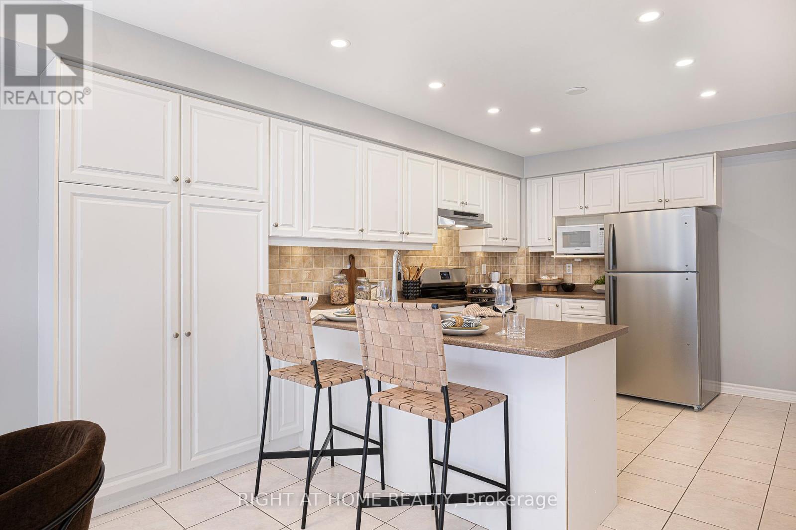 












33 THREADGOLD COURT

,
Whitby (Lynde Creek),




Ontario
L1P1L9

