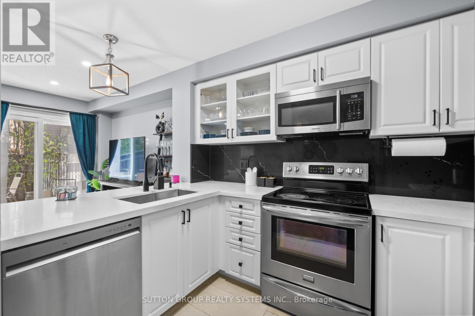 












33 - 1995 PINE GROVE AVENUE

,
Pickering (Highbush),




Ontario
L1V6W4

