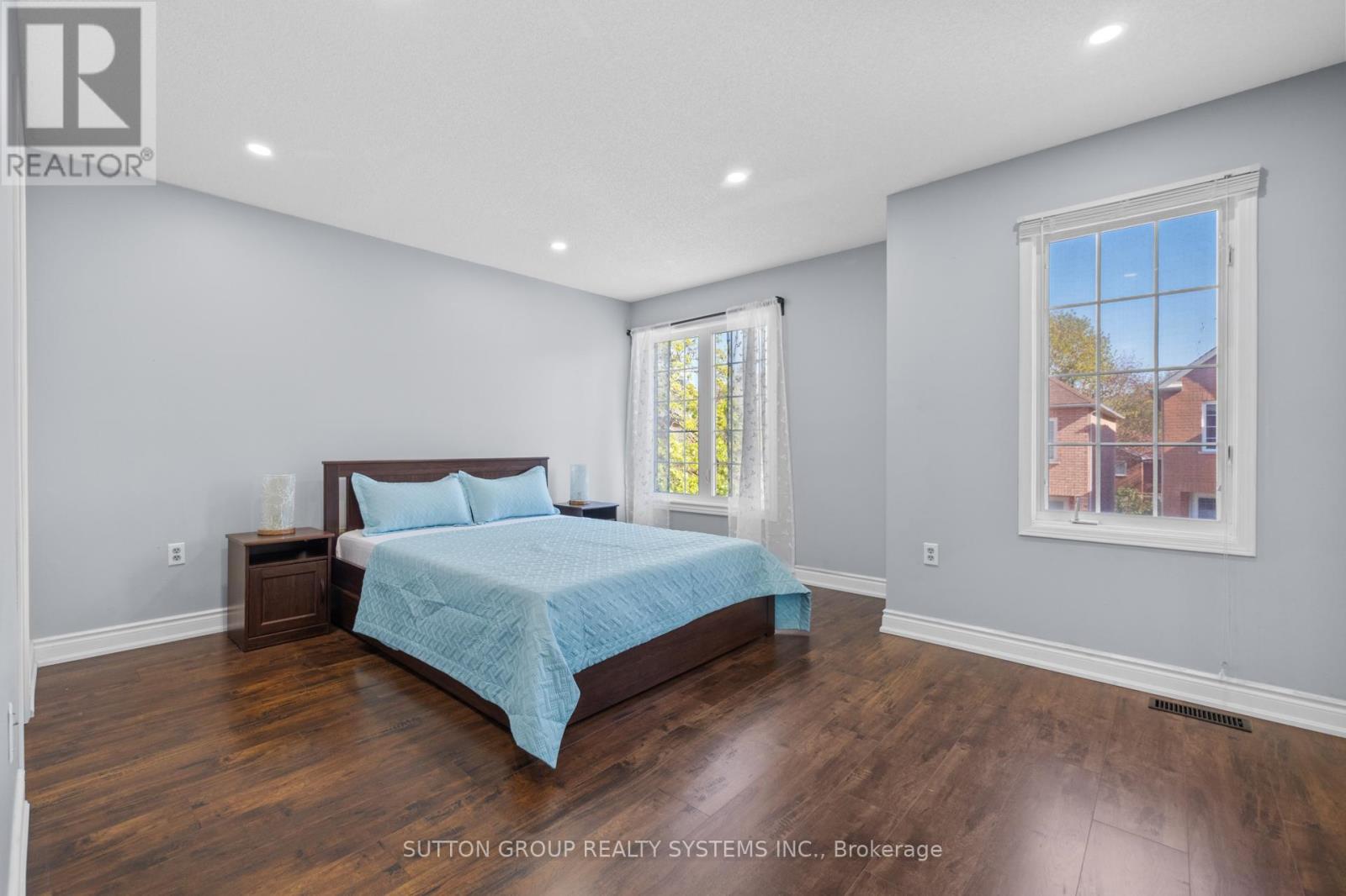 












33 - 1995 PINE GROVE AVENUE

,
Pickering (Highbush),




Ontario
L1V6W4

