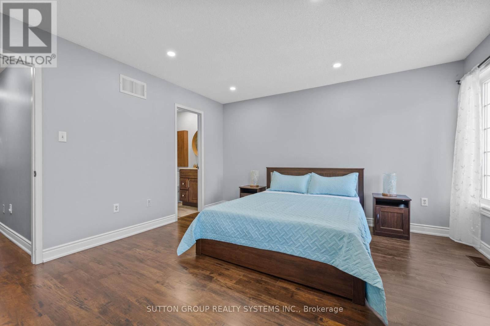 












33 - 1995 PINE GROVE AVENUE

,
Pickering (Highbush),




Ontario
L1V6W4

