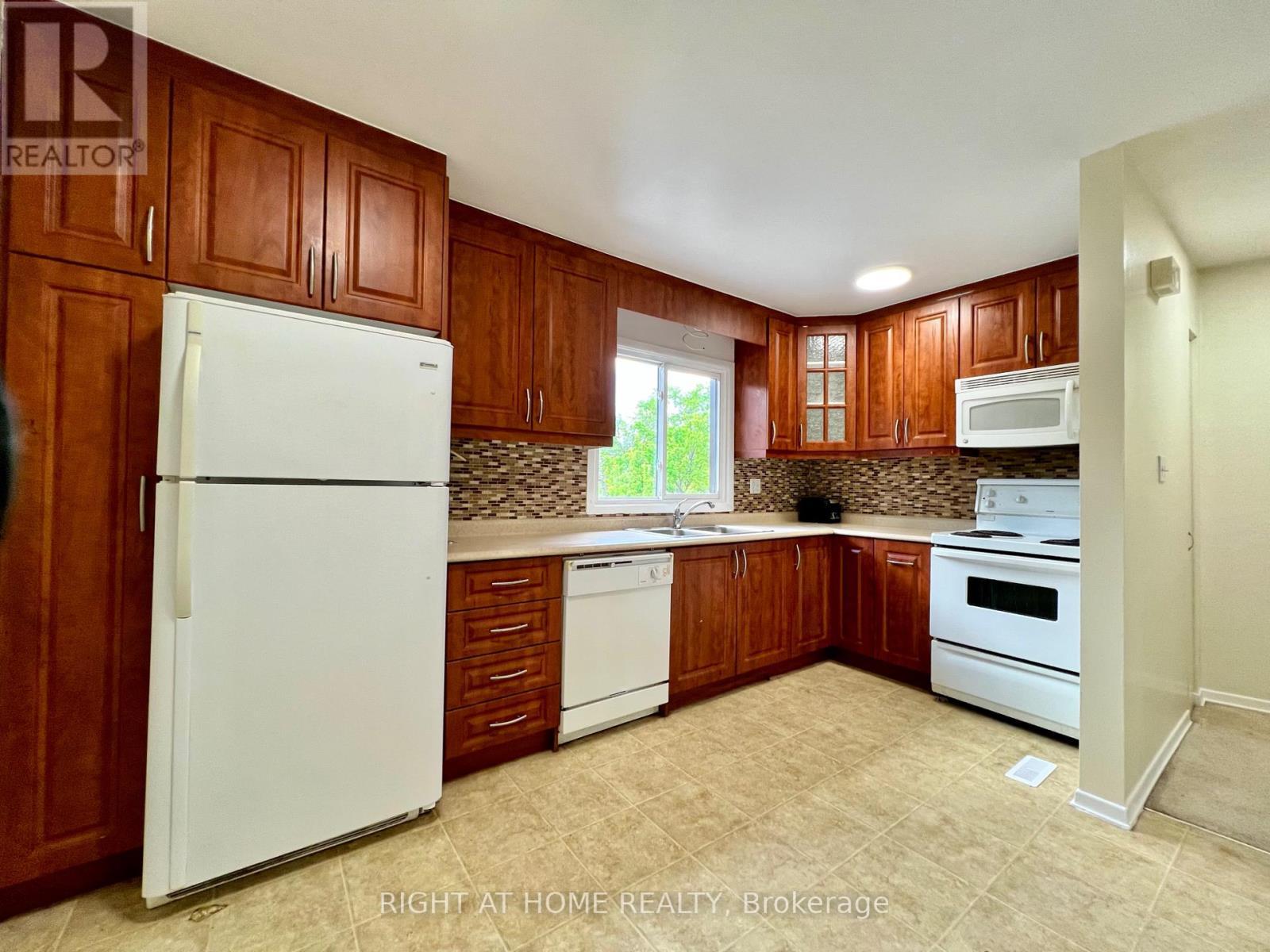 












43 - 286 SPRUCEWOOD COURT

,
Toronto (L'Amoreaux),




Ontario
M1W1P9


