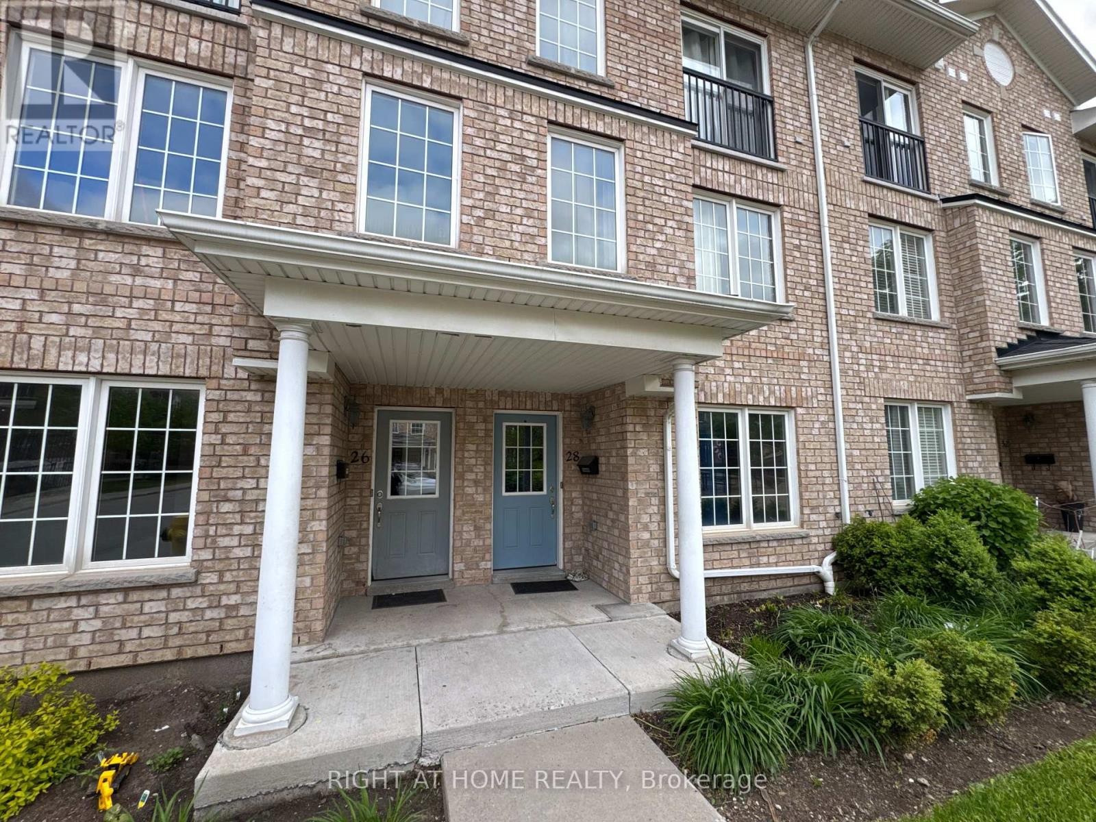 












28 STRANGFORD LANE

,
Toronto (Clairlea-Birchmount),




Ontario
M1L0E4

