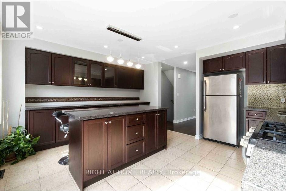 












28 STRANGFORD LANE

,
Toronto (Clairlea-Birchmount),




Ontario
M1L0E4

