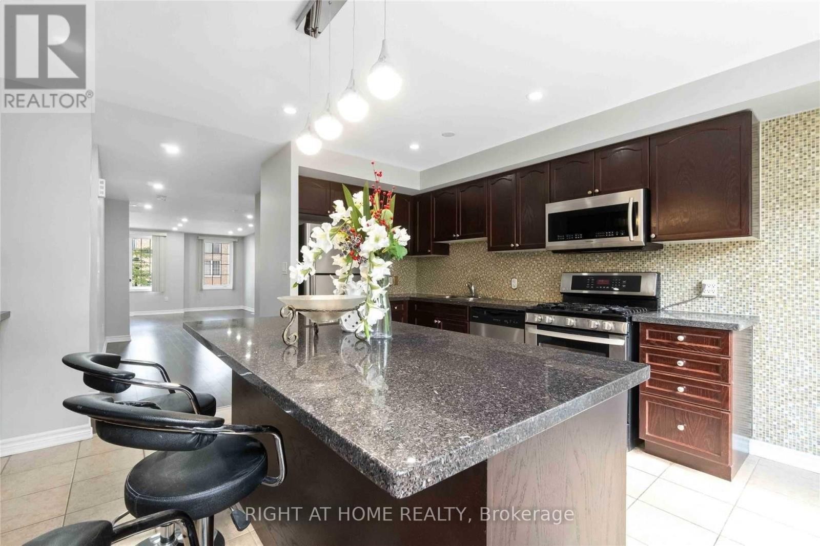












28 STRANGFORD LANE

,
Toronto (Clairlea-Birchmount),




Ontario
M1L0E4

