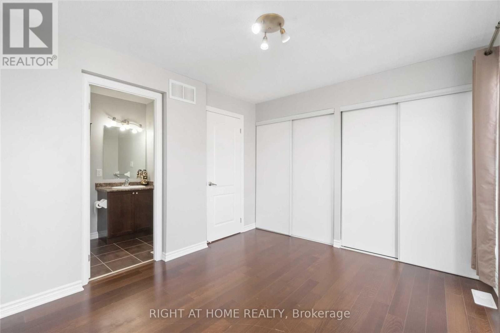 












28 STRANGFORD LANE

,
Toronto (Clairlea-Birchmount),




Ontario
M1L0E4

