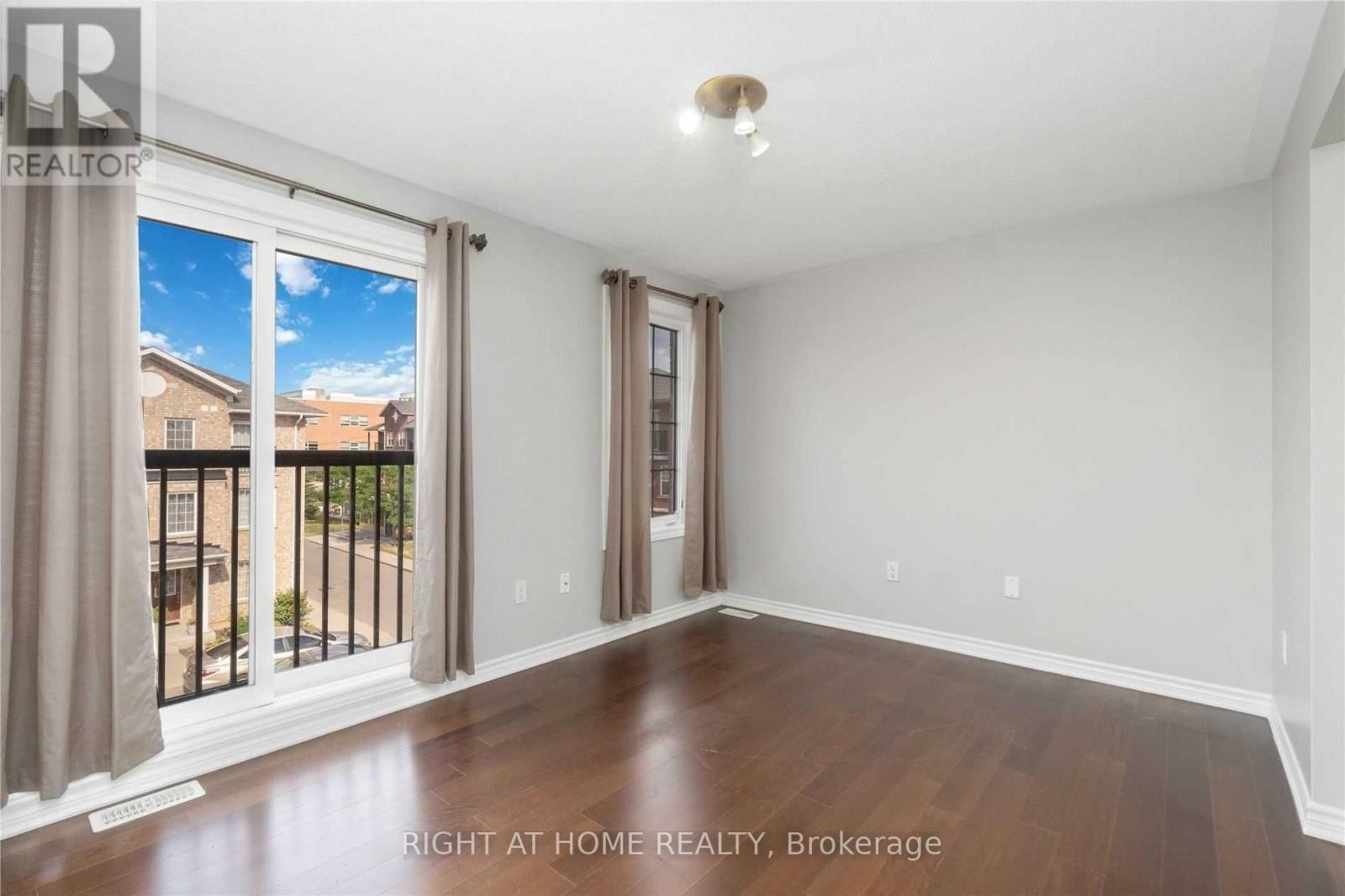 












28 STRANGFORD LANE

,
Toronto (Clairlea-Birchmount),




Ontario
M1L0E4

