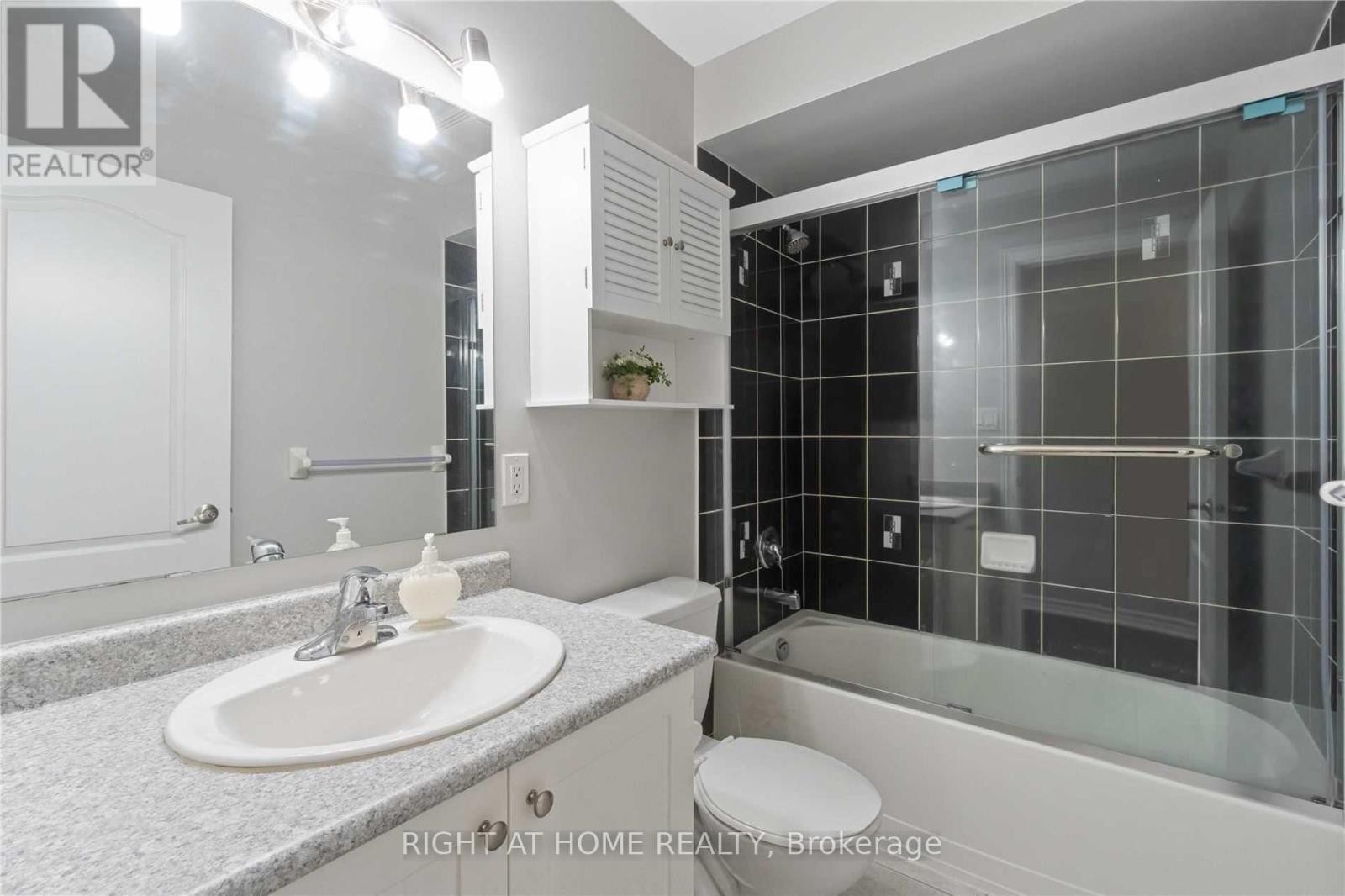 












28 STRANGFORD LANE

,
Toronto (Clairlea-Birchmount),




Ontario
M1L0E4

