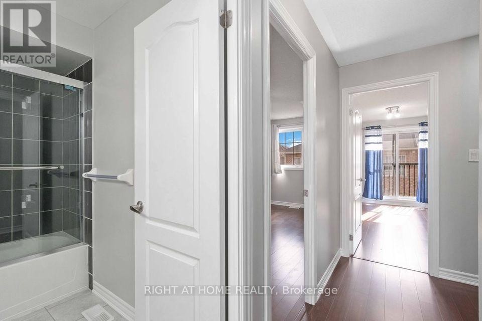 












28 STRANGFORD LANE

,
Toronto (Clairlea-Birchmount),




Ontario
M1L0E4

