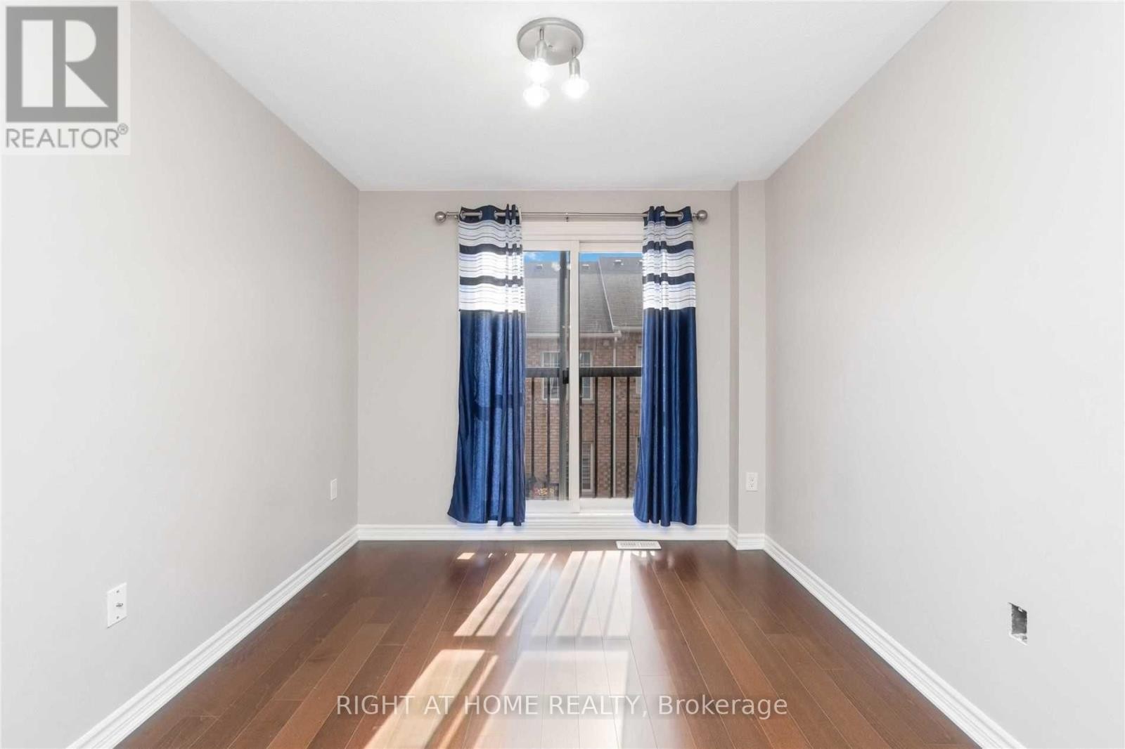 












28 STRANGFORD LANE

,
Toronto (Clairlea-Birchmount),




Ontario
M1L0E4

