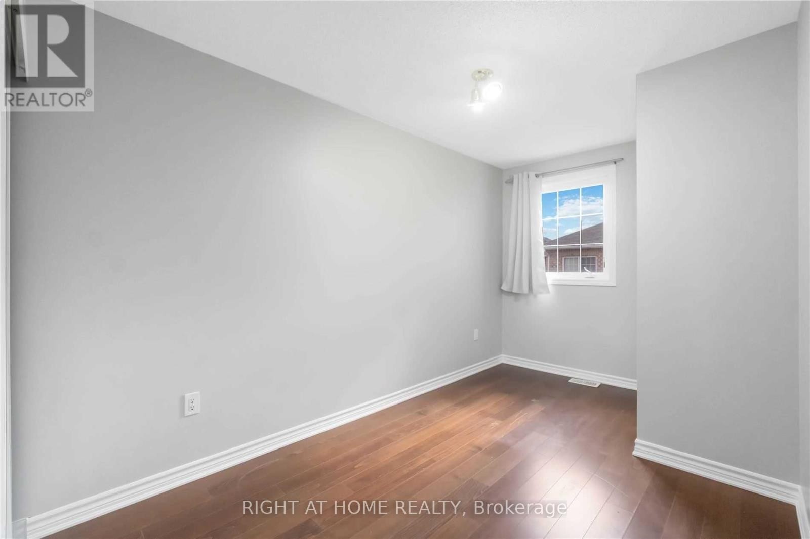 












28 STRANGFORD LANE

,
Toronto (Clairlea-Birchmount),




Ontario
M1L0E4


