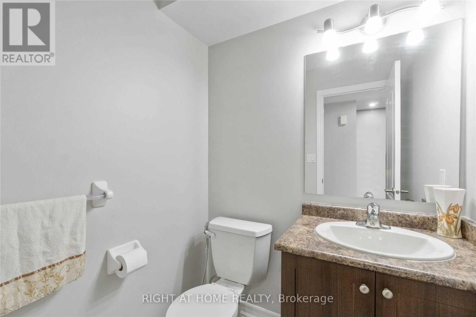












28 STRANGFORD LANE

,
Toronto (Clairlea-Birchmount),




Ontario
M1L0E4

