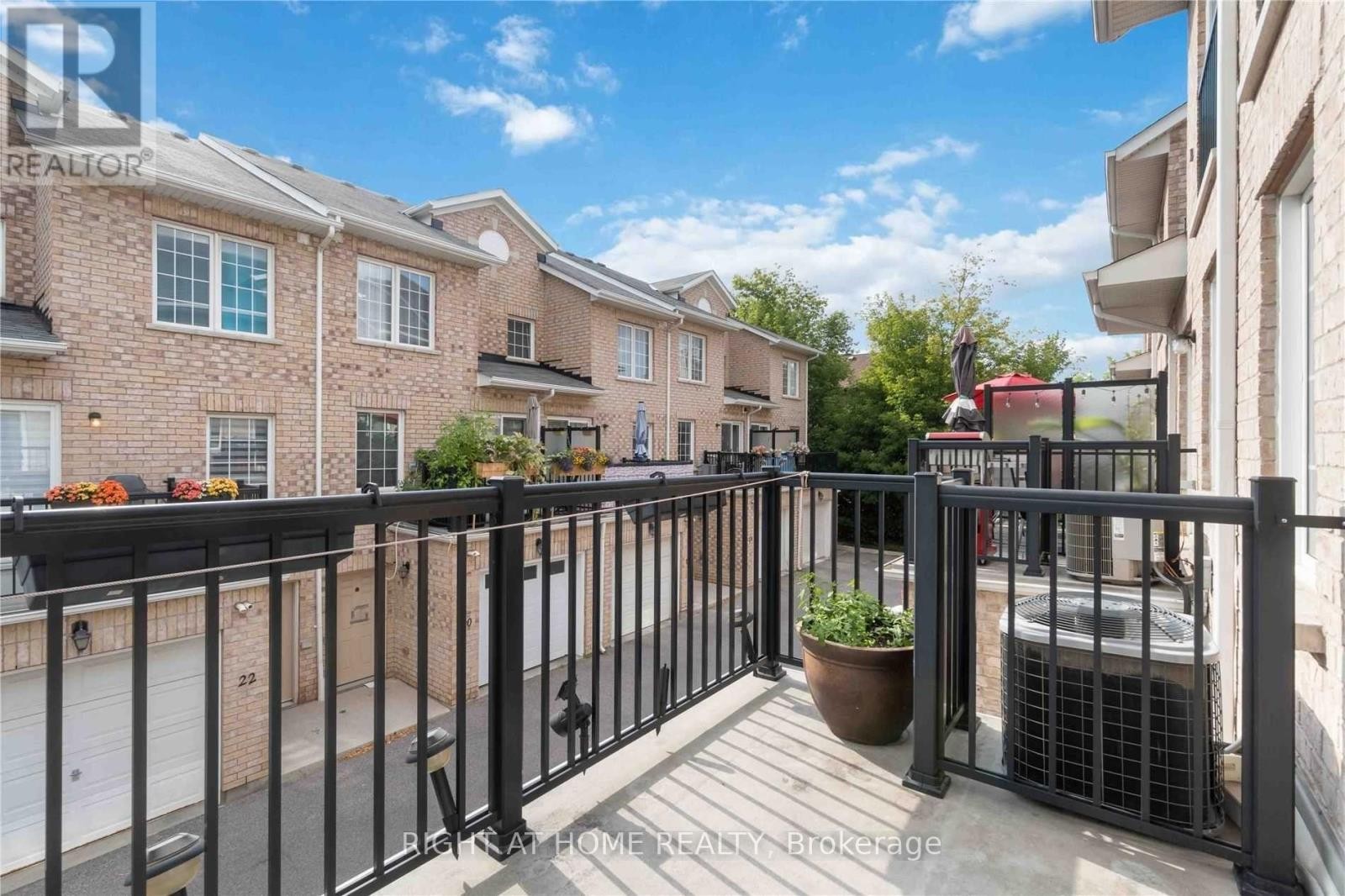 












28 STRANGFORD LANE

,
Toronto (Clairlea-Birchmount),




Ontario
M1L0E4

