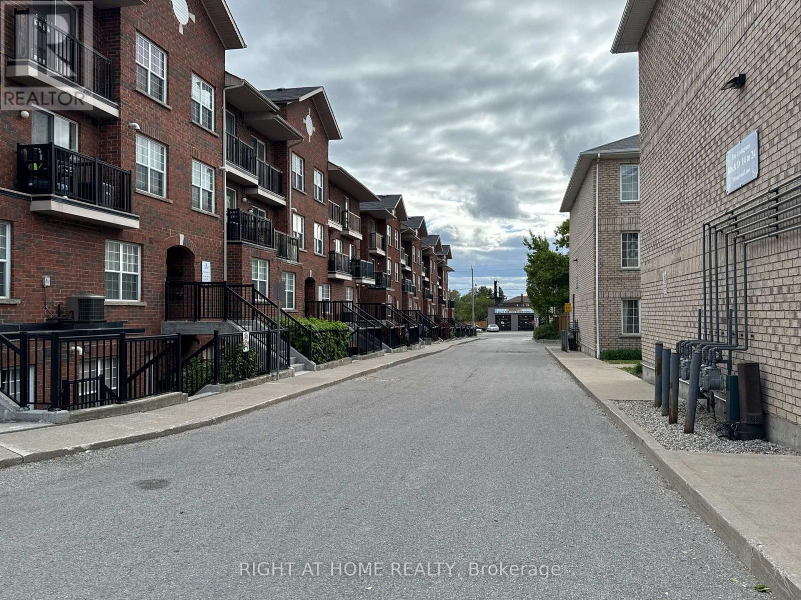 












28 STRANGFORD LANE

,
Toronto (Clairlea-Birchmount),




Ontario
M1L0E4

