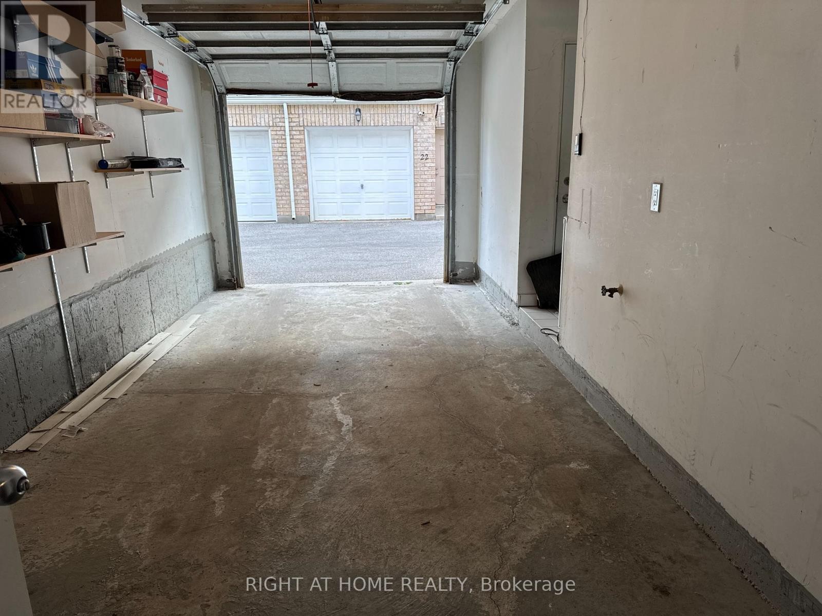 












28 STRANGFORD LANE

,
Toronto (Clairlea-Birchmount),




Ontario
M1L0E4

