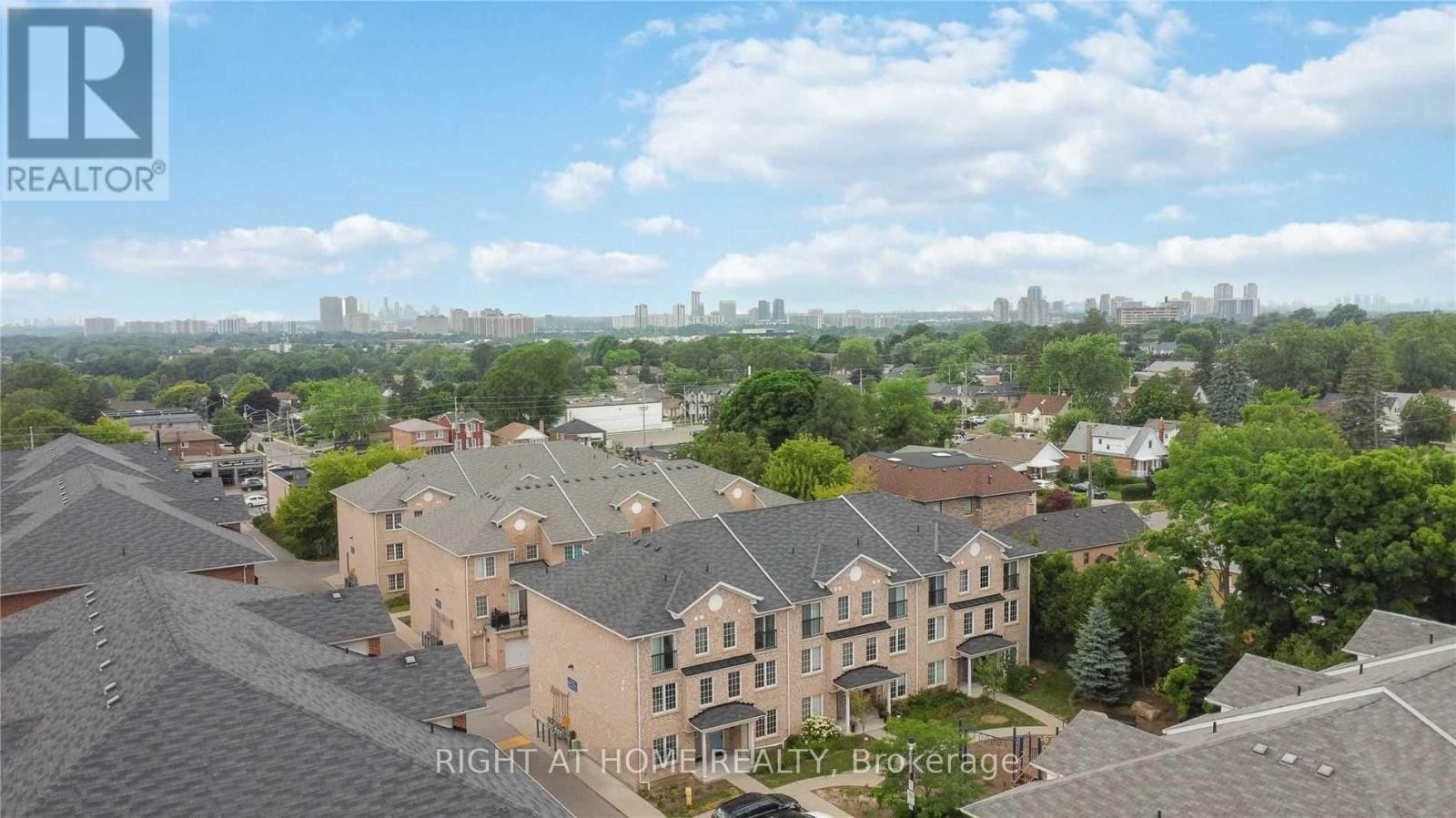 












28 STRANGFORD LANE

,
Toronto (Clairlea-Birchmount),




Ontario
M1L0E4

